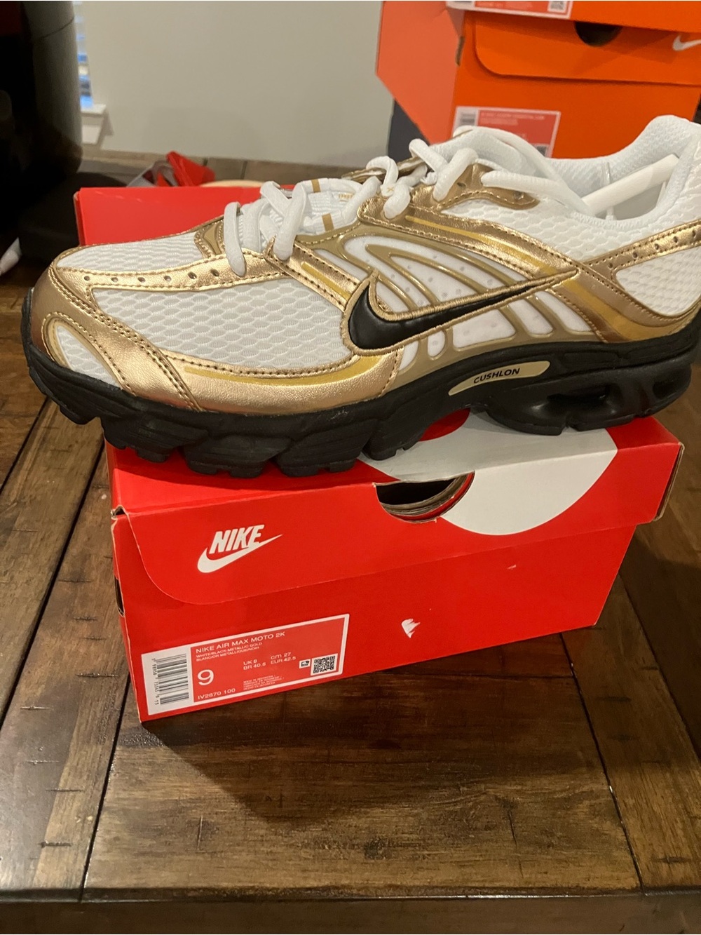 Nike Moto White and Gold Men's Cushioned Running Sneakers Sz 9